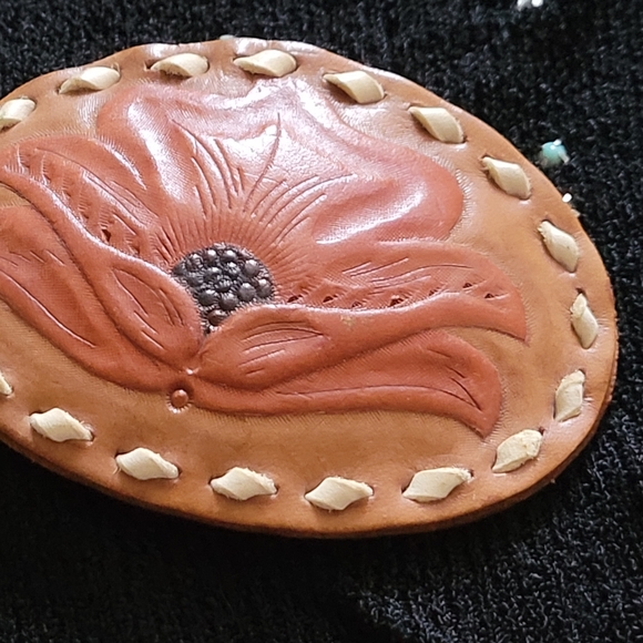 Vintage HAND TOOLED FLORAL BELT BUCKLE - Picture 6 of 6